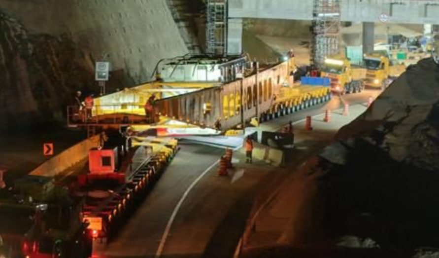 Carga especial de 800 toneladas é transportada com sucesso pela Serra das Araras