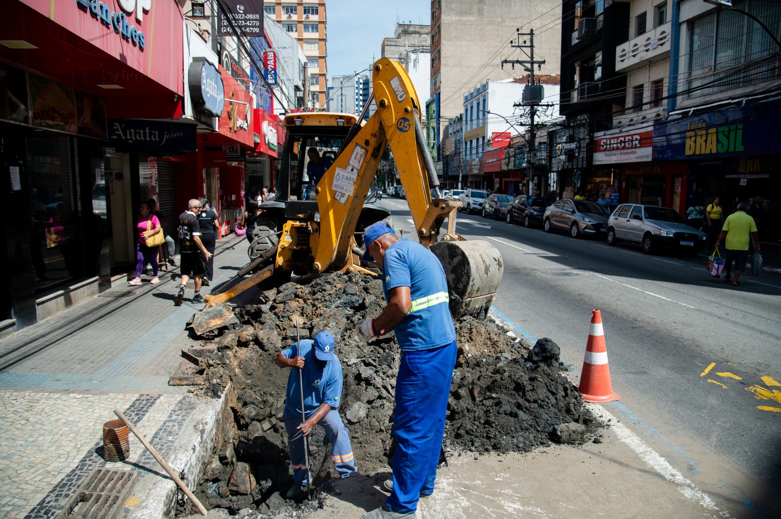 Saae-BM realiza limpeza preventiva de bueiros no Centro