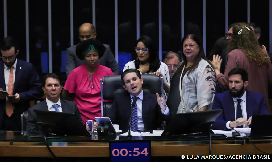 Câmara dos Deputados aprova licença menstrual de até 2 dias