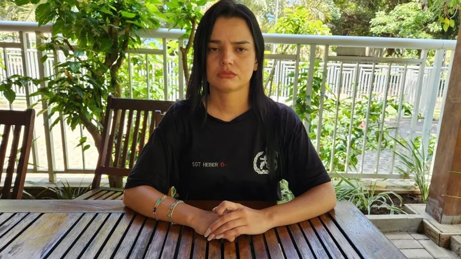 Ao lado do herói tombado, uma verdadeira heroína