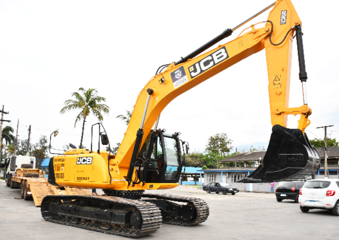 Resende recebe nova escavadeira para reforçar manutenção das estradas rurais