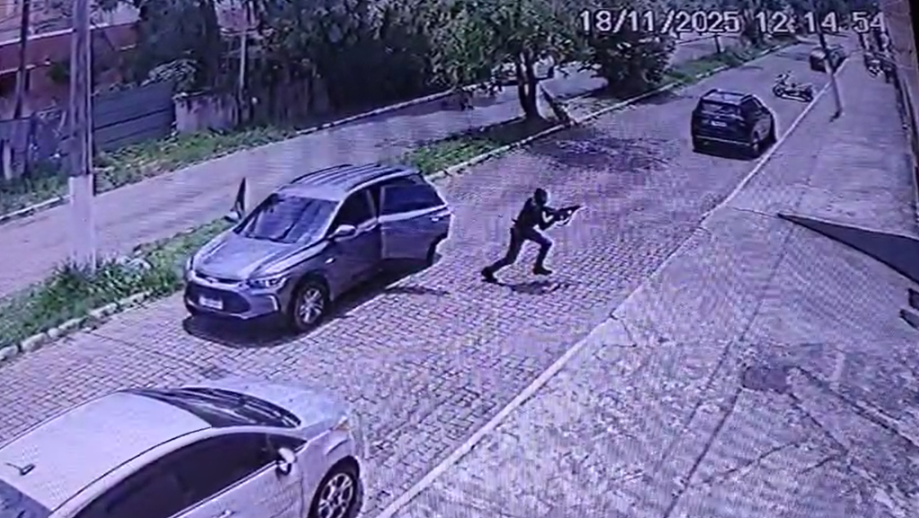 Homem é morto a tiros em estacionamento de supermercado em Resende