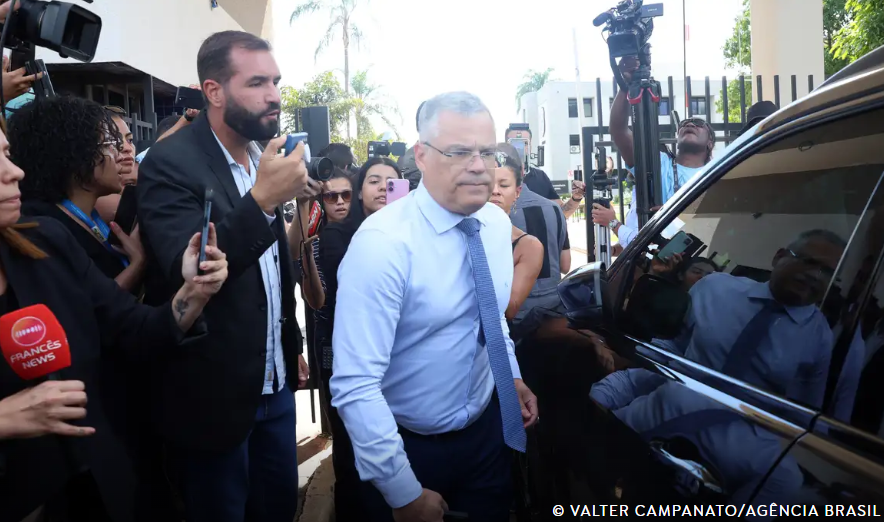 Prisão de Bolsonaro é contestada por defesa, que aponta ausência de risco de fuga