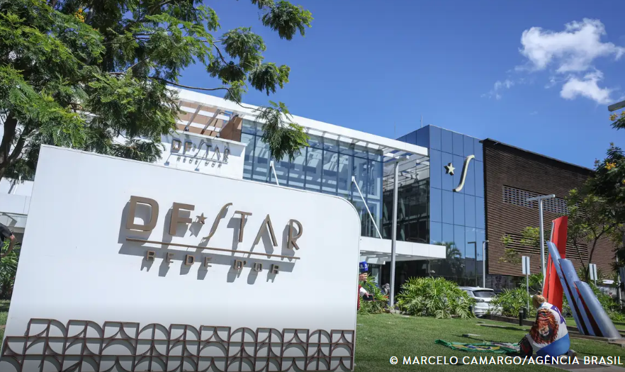 Bolsonaro recebe alta hospitalar e volta a cumprir pena na PF