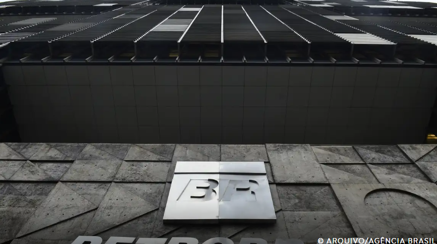 Petrobras reduz preço da gasolina em 5,2% a partir desta terça