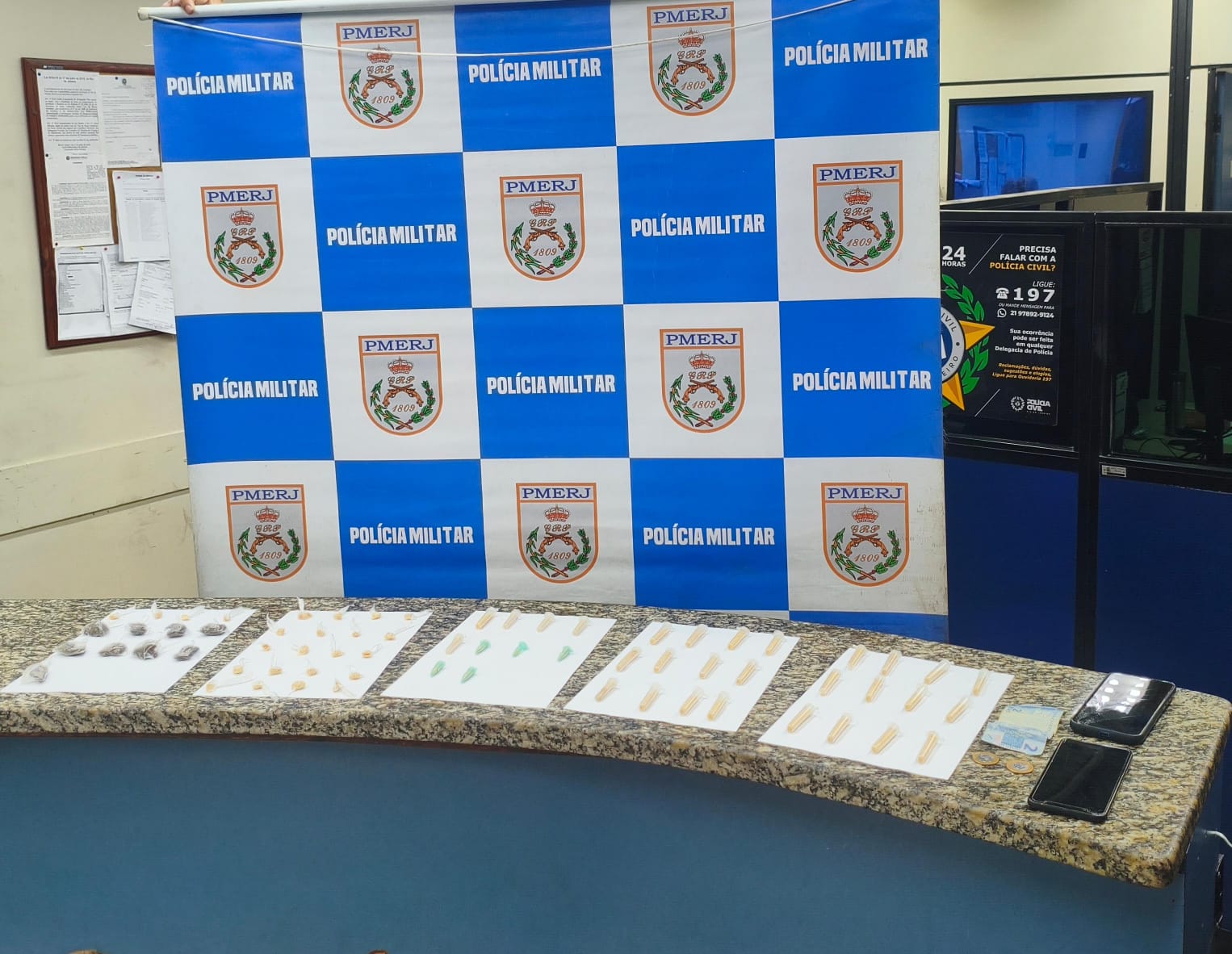 Barra Mansa: Ação na Vila Brígida resulta em apreensão de drogas e detenção de dois envolvidos