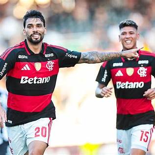 Flamengo vence o Botafogo com gol no fim e avança no Carioca