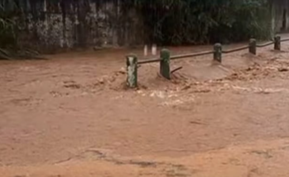 Angra dos Reis permanece em alerta após fortes chuvas e emite evacuação para áreas de risco