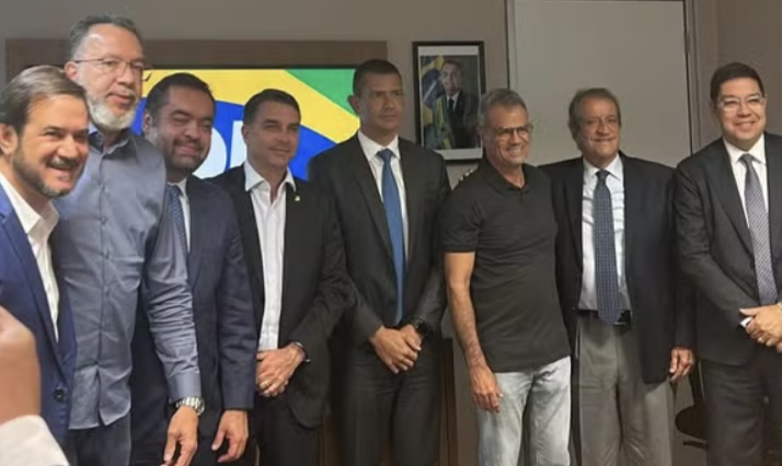 Direita fluminense define desenho eleitoral em reunião articulada por Flávio Bolsonaro