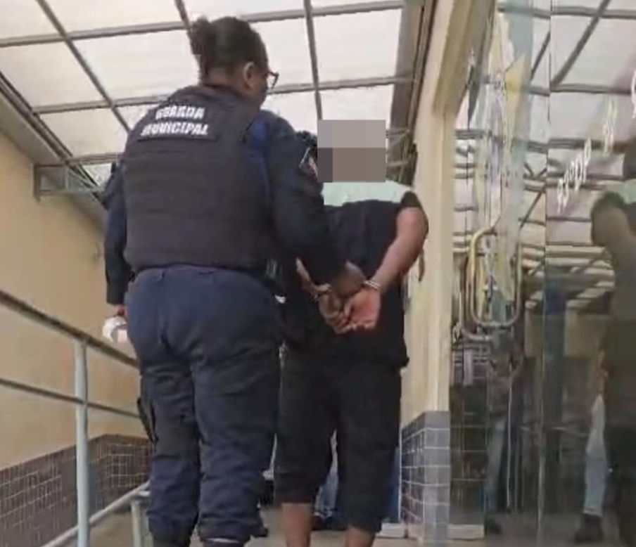 Homem é preso após colidir motocicleta em viatura da Guarda Municipal em Volta Redonda