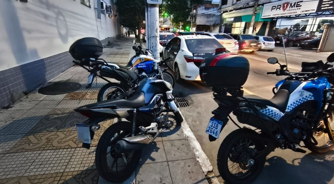 Homem é preso após realizar manobras perigosas com motocicleta em Volta Redonda