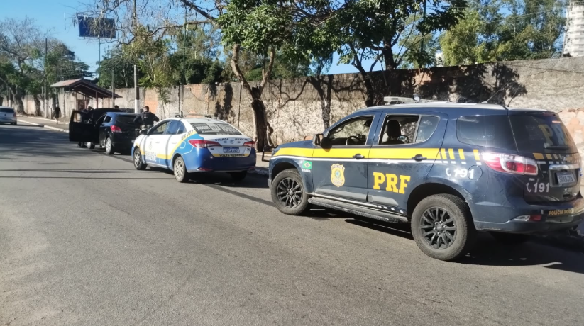 Ação integrada entre GM e PRF recupera carro clonado em Volta Redonda