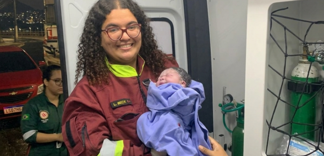 Equipe de resgate realiza parto emergencial dentro de ambulância em Angra dos Reis