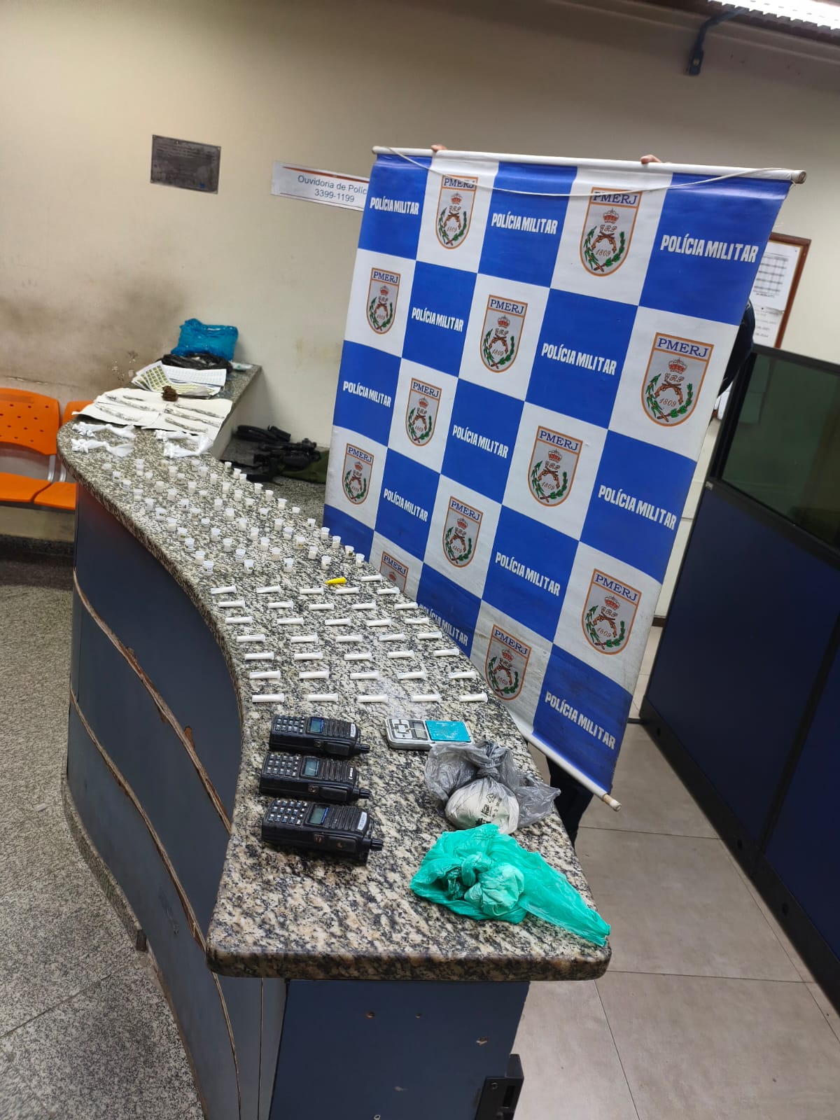 Polícia Militar apreende drogas e materiais usados no tráfico em Barra Mansa