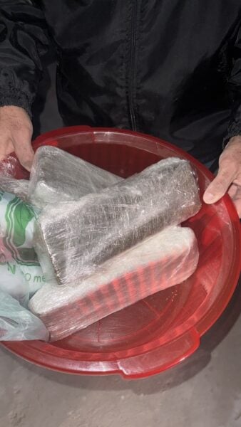 Três homens são presos por suspeita de tráfico de drogas no Goiabal, em Barra Mansa