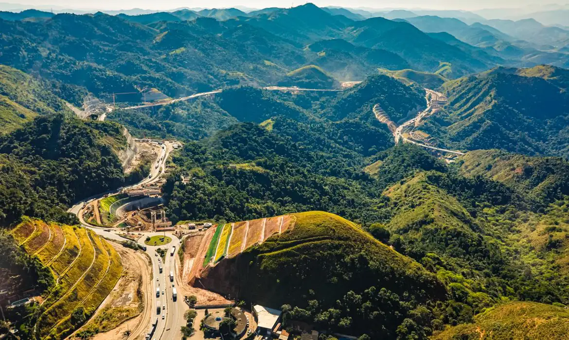 Obras na Serra das Araras avançam com novos desmontes de rochas e interdições programadas