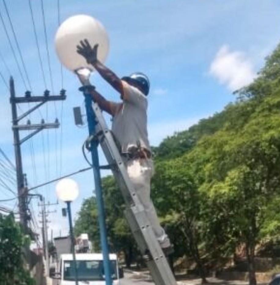 Quatis orienta moradores sobre como solicitar reparos na iluminação pública