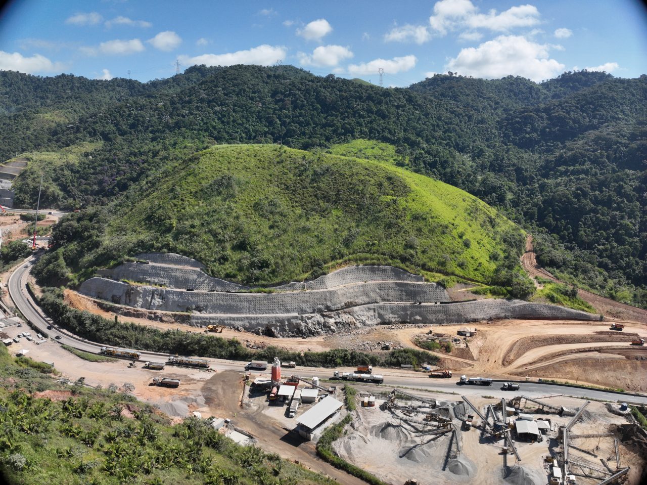Obras na Serra das Araras avançam com novos desmontes de rochas nesta semana