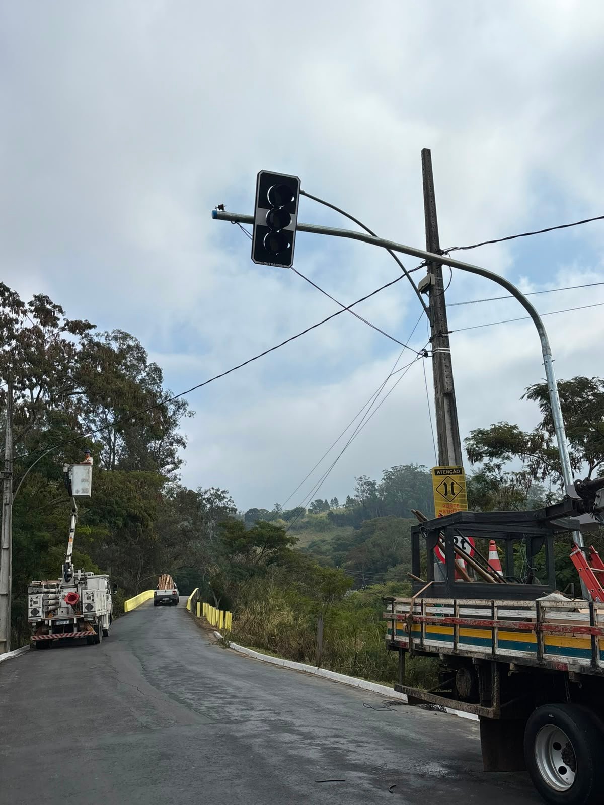 Itatiaia amplia sinalização viária e instala semáforo no pontilhão do Country Club