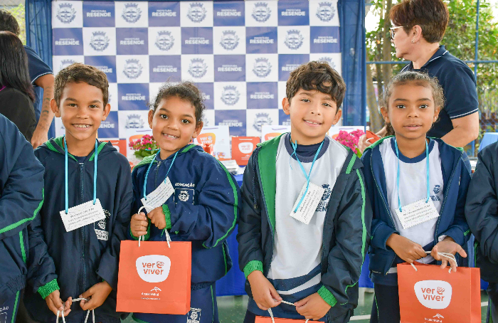 Programa Ver e Viver entrega 237 novos óculos a alunos da rede municipal de Resende
