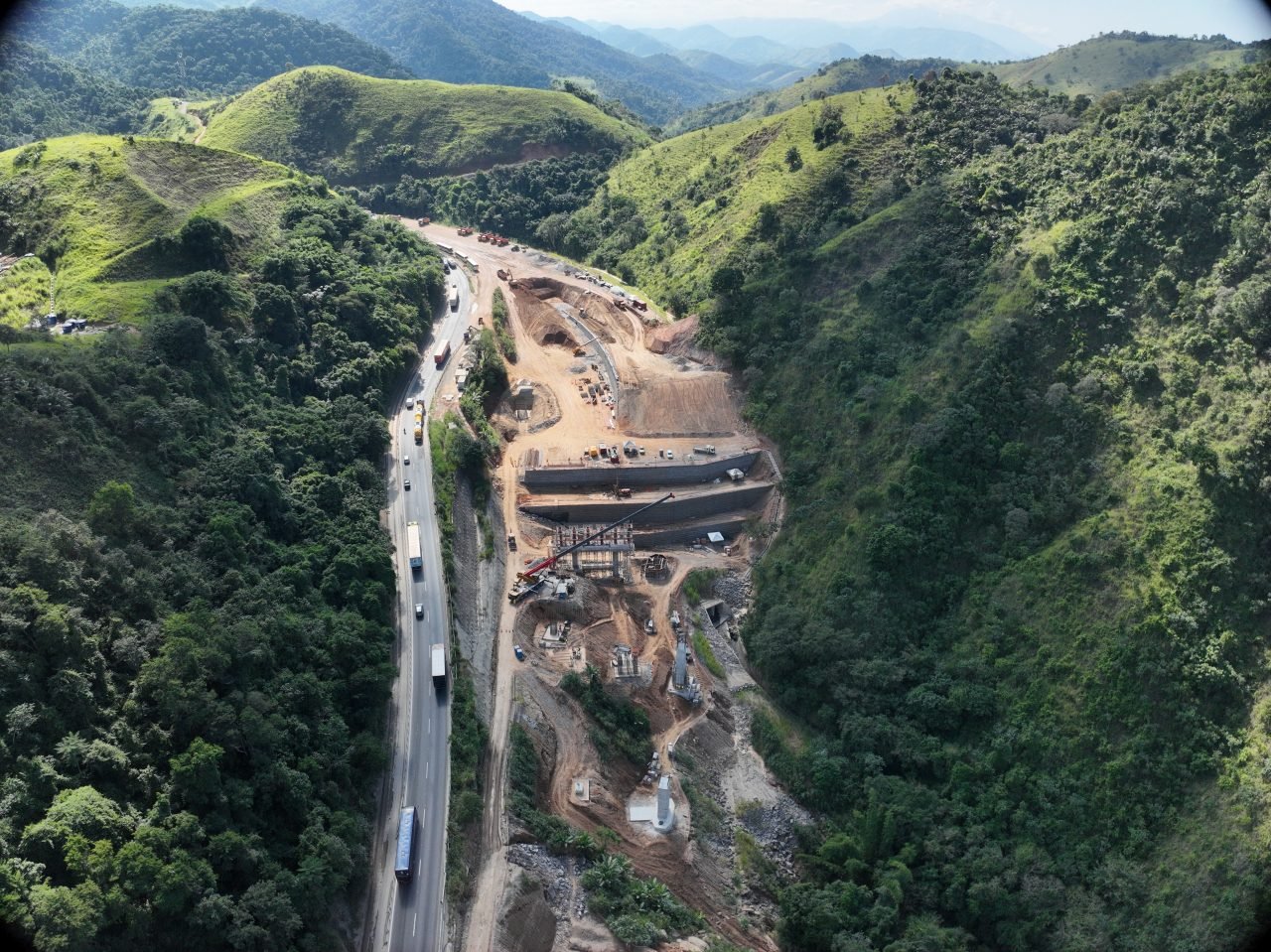 Obras da Serra das Araras avançam com desmonte de rochas para novas pistas