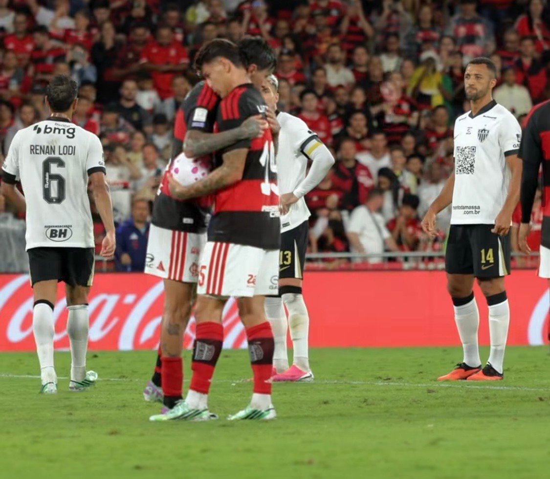 Flamengo vence Atlético-MG nos acréscimos e recupera liderança do Brasileirão