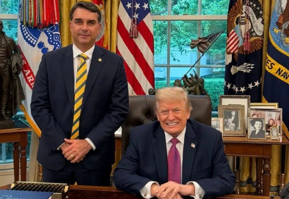 Saída de Flávio Bolsonaro para os Estados Unidos provoca crise política e críticas à atuação de Moraes