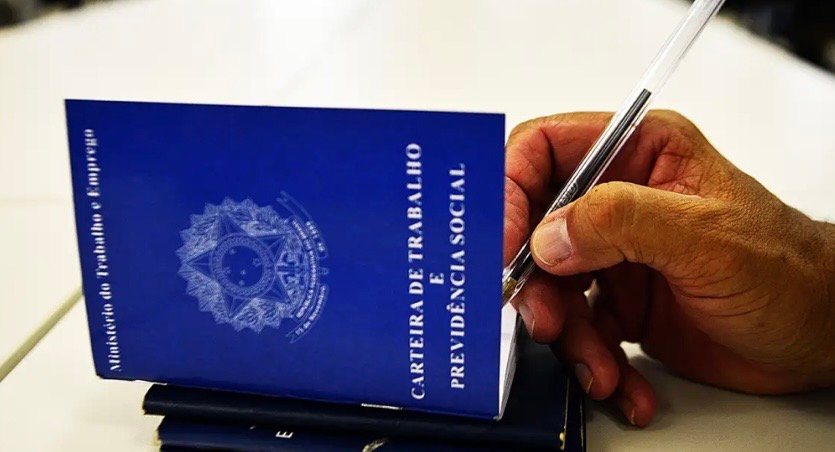 Desemprego cai para 5,2% e Brasil registra maior número de trabalhadores ocupados da série histórica